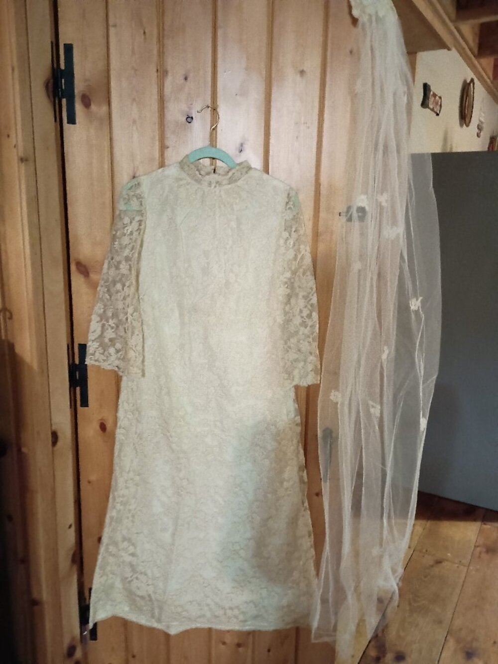 Vintage 1960s wedding dress and train 0ff white small